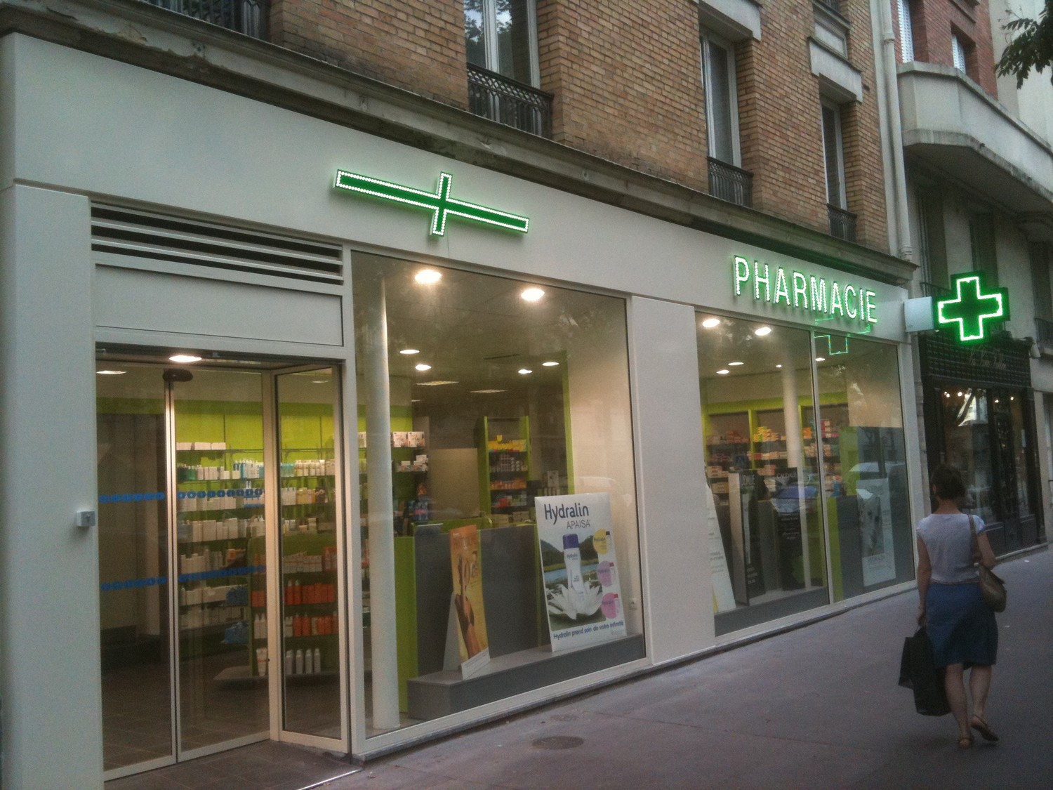 Découvrez votre nouvelle pharmacie! Pharmodel Une certaine idée de la pharmacie Réseau de